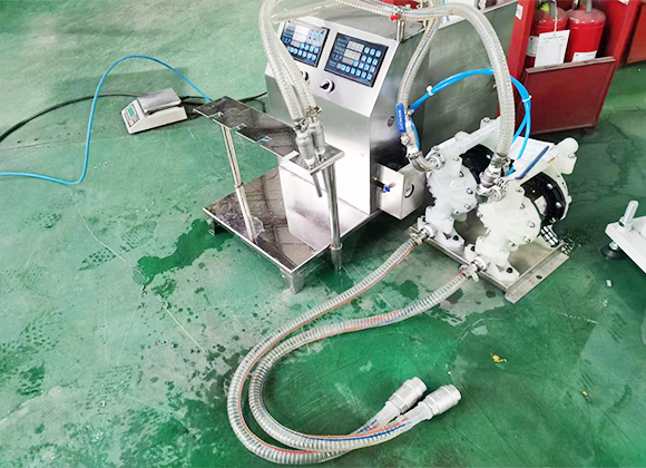 高粘度瓶、袋一體液體洗滌劑灌裝機(jī)-01